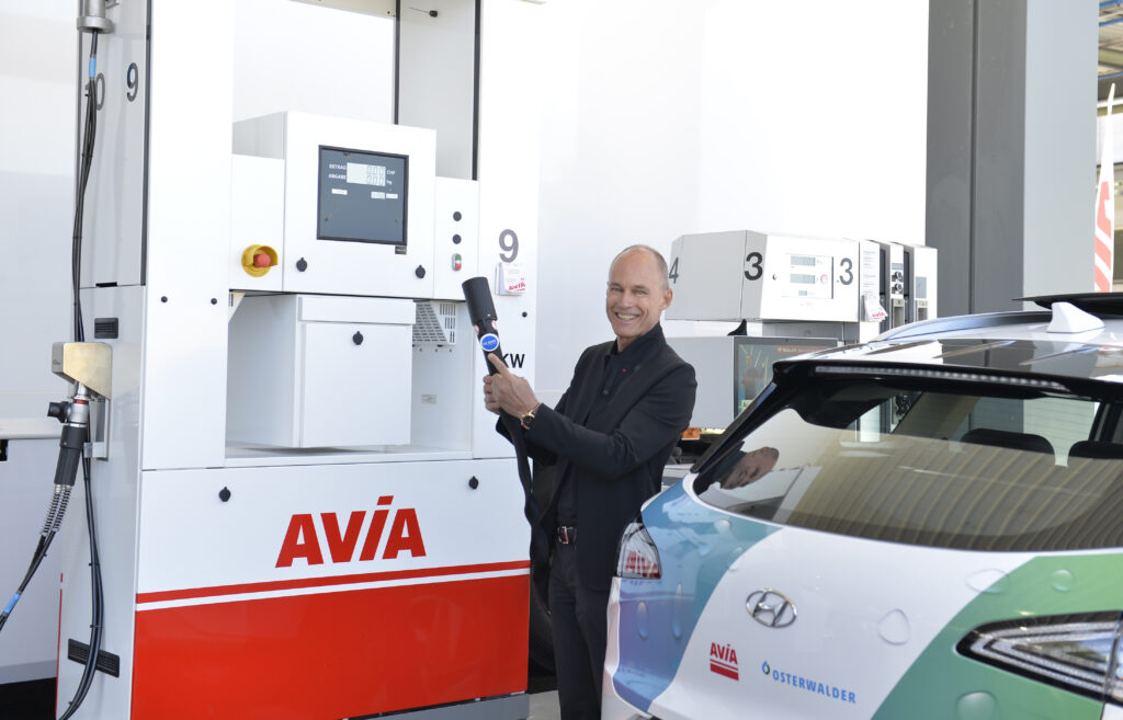 Bertrand Piccard gibt das Startzeichen für die Wasserstoff-Elektromobilität in der Schweiz